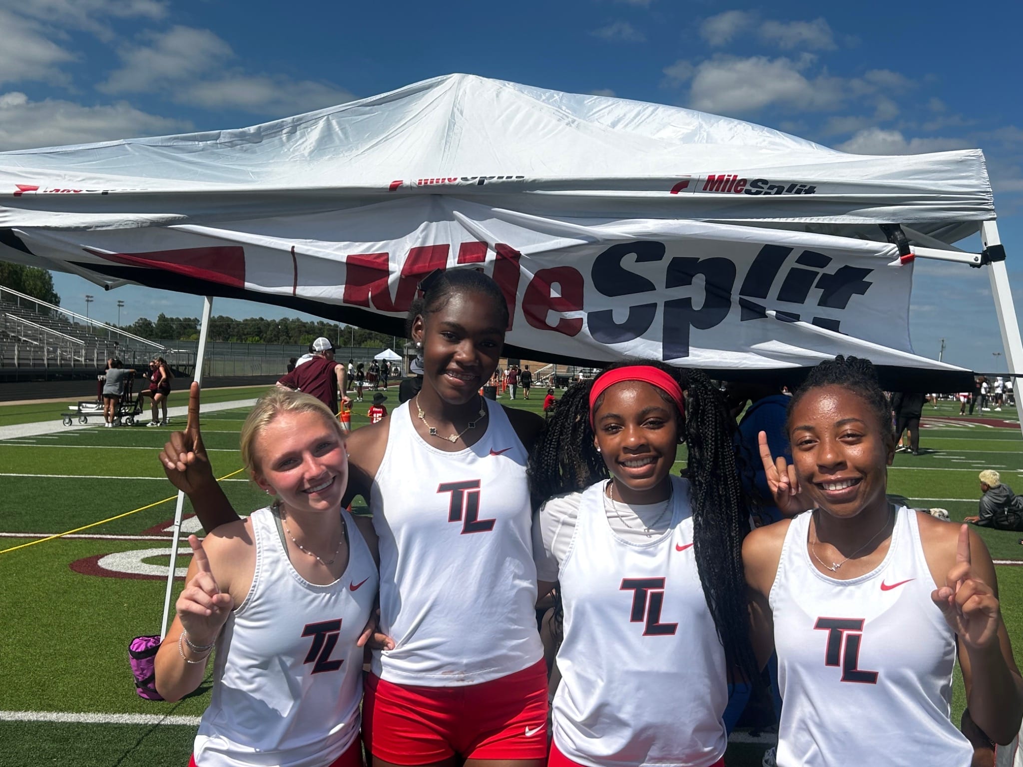 Coon, Gapiniski, Bailey, and Edwards Break 4×200 Record